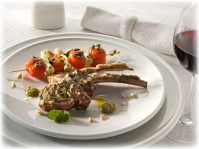 Chuletas de cordero con brochetas de tomate Chuletas de cordero con brochetas de tomate